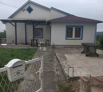 Topla prizemnica s kaminom i velikom okućnicom  - cover