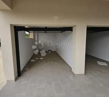 Prekrasan Stan u Novogradnji sa garažom 300 m od plaže! - cover