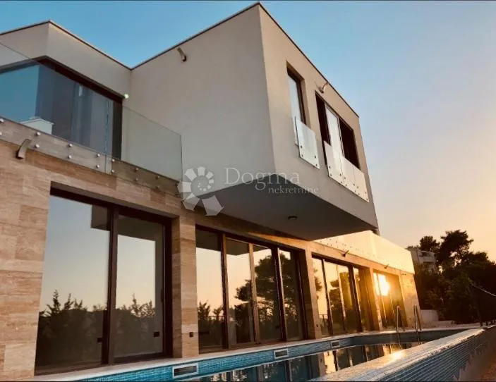 Vila sa bazenom  VI - cover