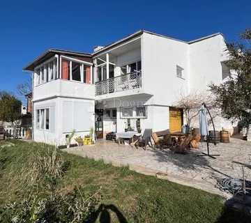 Kuća s velikom okućnicom i pogledom na more u Crikvenici - cover