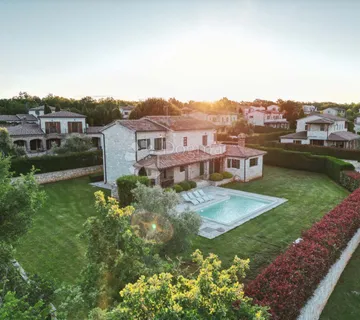 JEDNA OD 10 VILA- KOMPLEKSA-HERAKI-POREČ - cover