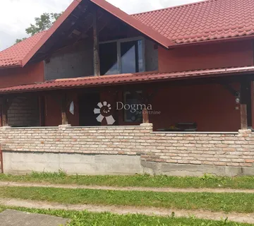 Kuća s velikom okućnicom i garažom - cover