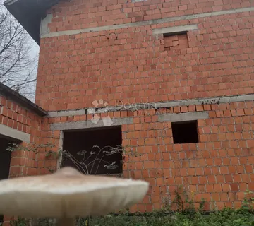 Uredno vlasništvo, velika okućnica - cover