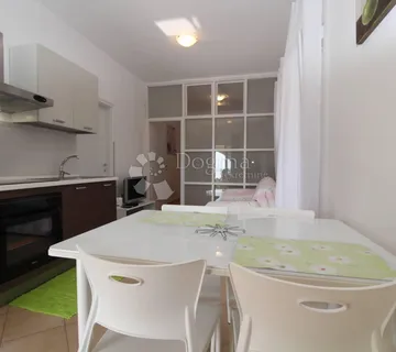 Stan za najam – mirna lokacija, terasa i parking - cover