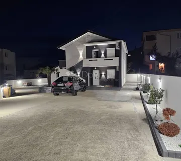 OTOK PAG NOVALJA SAMOSTOJEĆA KUĆA SA TRI APARTMANA - cover