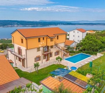Crikvenica, imanje s dvije kuće, bazenom i pogledom na more - cover