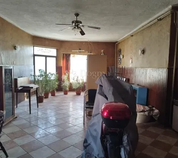 ZMAJEVAC - U SAMOM CENTRU POSLOVNO STAMBENA ZGRADA - cover