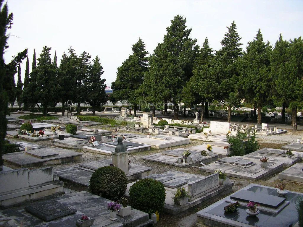 Grobno mjesto -Lovrinac, Split - cover