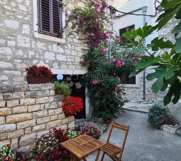 AUTENTIČNA KAMENA KUĆA TRIBUNJ  - cover