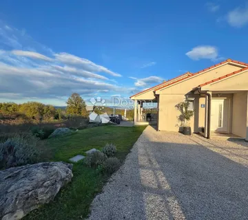PRIZEMNICA S PANORAMSKIM POGLEDOM I VELIKOM OKUĆNICOM - cover