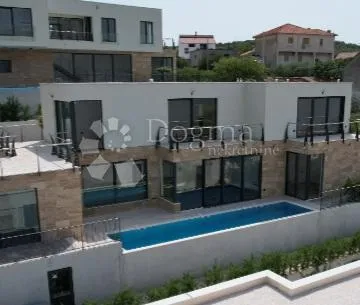 Futuristička vila sa bazenom VII - cover