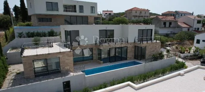 Futuristička vila sa bazenom VII - cover