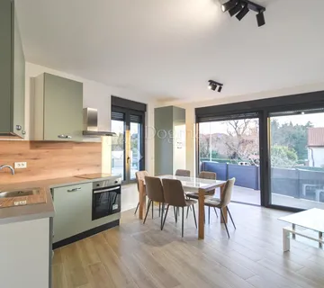 Poreč, 2soban stan u prizemlju s terasom 400 metara do mora - cover