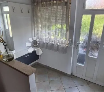 Prostran dvoetažni stan s vrtom – Hosti - cover