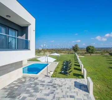 PREKRASNA VILLA U OKOLICI ZADRA - cover