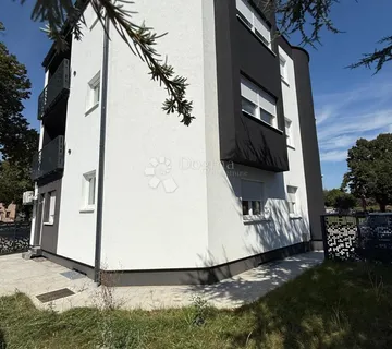 Prostrani trosobni stan s dvije loggie i hoby sobom - cover