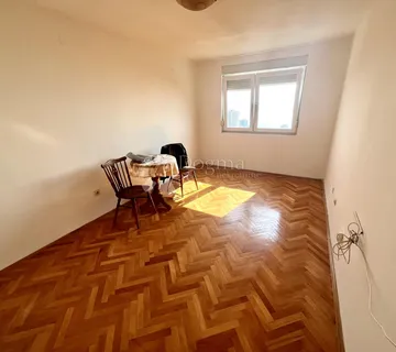 Garsonijera na traženoj lokaciji okupana suncem - cover