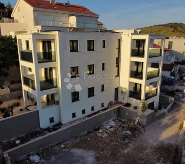 ROGOZNICA- 2.KAT, 70M OD MORA I CENTRA- TOP LOKACIJA  - cover