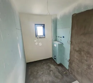 Trosobni stan u novogradnji s vrtom u Kaštel Lukšiću! - cover