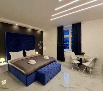 Dizajnerski uređen stan s privatnom terasom i garažom - cover