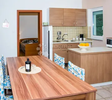 Vila sa bazenom - cover