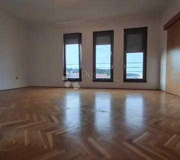 Lijep i funkcionalan stan na top lokaciji u centru Raba  - cover