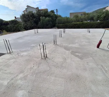 Građevinski teren sa temeljima i građevinskom dozvolom. Barbat, rijetkost na tržištu. - cover