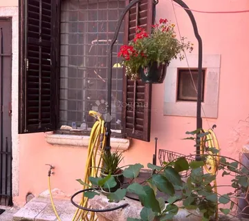 ROVINJ – unikatna kuća s vrtom u srcu starog grada - cover