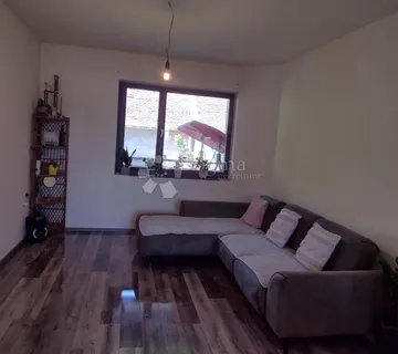 Uredna kuća s 2 stana, dostupno na kredit - cover