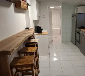 Mala gradska oaza – rustikalna kuća s dvorištem! - cover