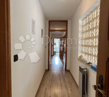 AUTOHTONA KAMENA KUĆA S 2 STAMBENE JEDINICE I BAZENOM! - cover