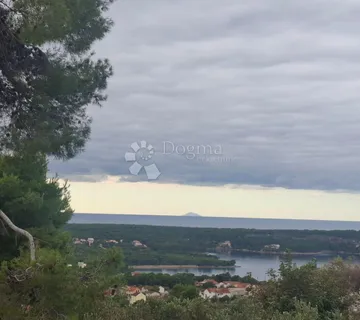 VRHUNSKA PRILIKA ZEMLJIŠTE 300 METARA OD MORA - cover