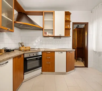 SAMO U DOGMI! STAN U URBANOJ VILI S GARAŽOM - 150m od mora - cover