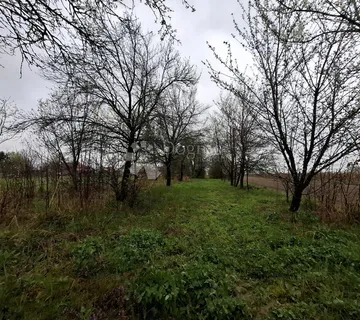 Mirna lokacija u Đakovu s voćnjakom! - cover