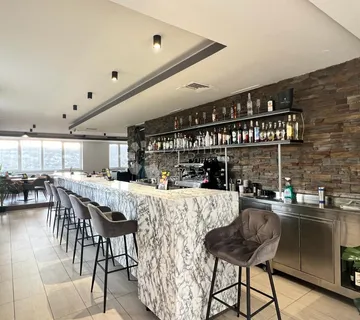 Reprezentativan i dobro uhodan poslovni prostor na traženoj lokaciji - cover