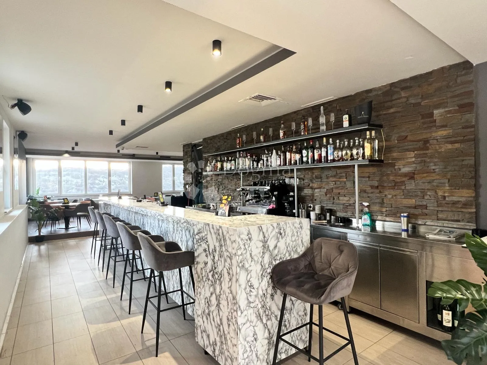 Reprezentativan i dobro uhodan poslovni prostor na traženoj lokaciji - cover