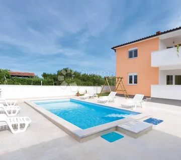 Fažana, atraktivna kuća s bazenom i dvije stambene jedinice - cover