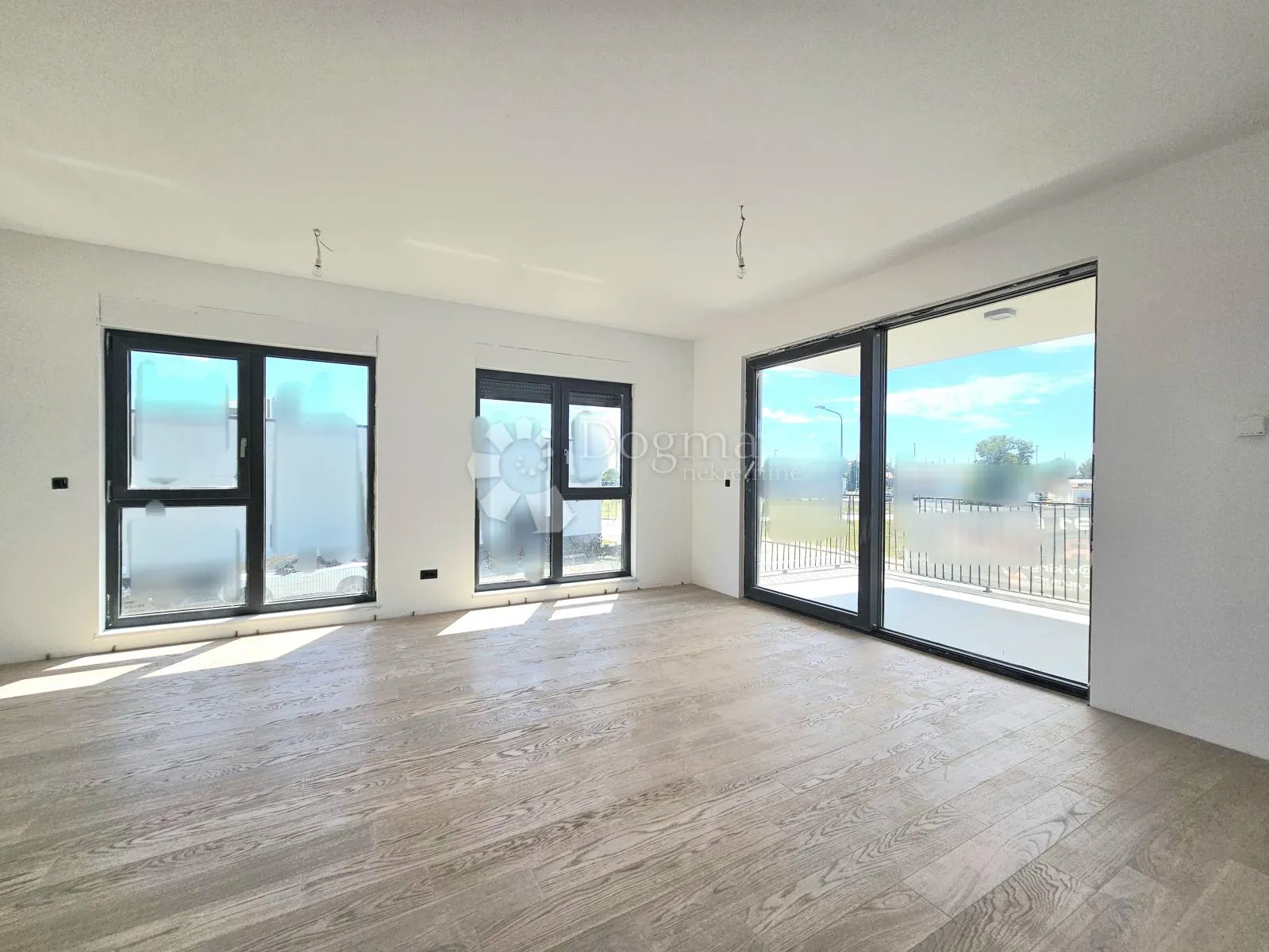 Stan jugozapadne orijentacije s garažom/parking / 2 kupatila - cover