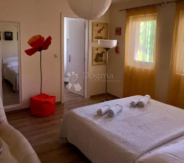 Prostrana vila s velikim dvorištem na Pagu - 290m2 - cover