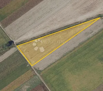 Poljoprivredno zemljište s bunarom i nasadima – Tenja - cover