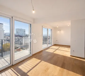 Kuća s tri odvojena stana, garažom i 5 parkirnih mjesta - cover