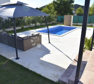 TRIBUNJ - moderna kuća s prekrasnim vrtom i bazenom blizu mora - cover