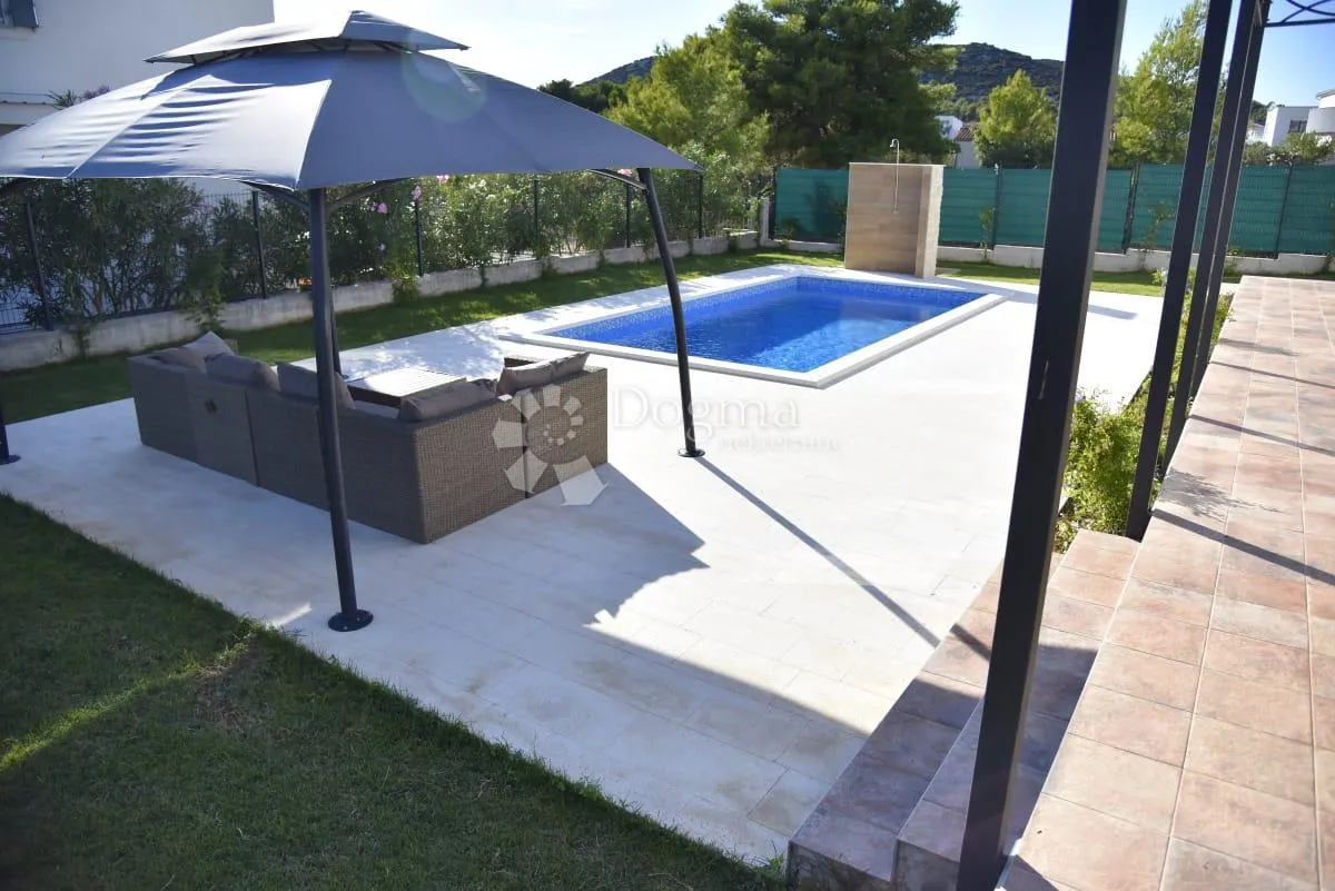 TRIBUNJ - moderna kuća s prekrasnim vrtom i bazenom blizu mora - cover