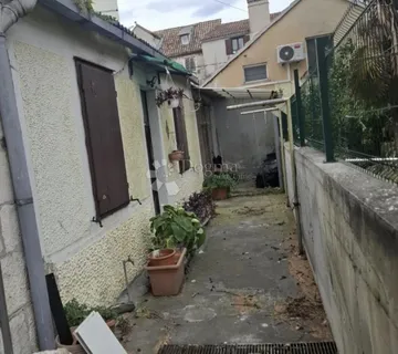 Prizemlje s mogućnošću nadogradnje , Split, centar - cover