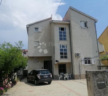 TRIBUNJ - kuća s 9 apartmana + građevinska parcela 418 m2 - cover