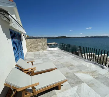 EKSKLUZIVNA KUĆA PRVI RED DO MORA - MURTER, BETINA - cover