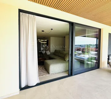 Novigrad Novogradnja – stan s natkrivenom terasom i vrtom - cover