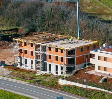 BARBAN,novogradnja na super lokaciji,garsonjera sa pripadajućim vrtom - cover