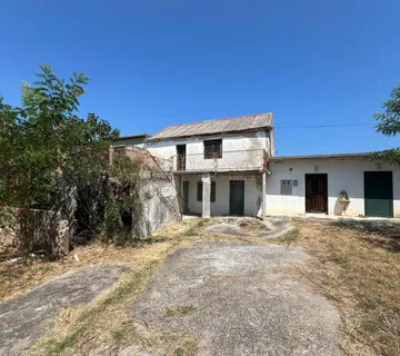VRSI ZADAR -  KUĆA ZA RENOVIRANJE SA VELIKIM GRAĐEVINSKIM ZEMLJIŠTEM  - cover