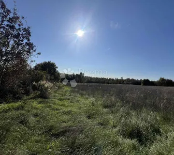  GRAĐEVINSKO ZEMLJIŠTE NA RUBU SELA, 20 MIN OD POREČA! - cover